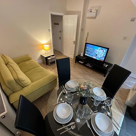 1-Bedroom Flat With Small Garden & Paid Parking In Finsbury Park, Highbury London Exterior foto