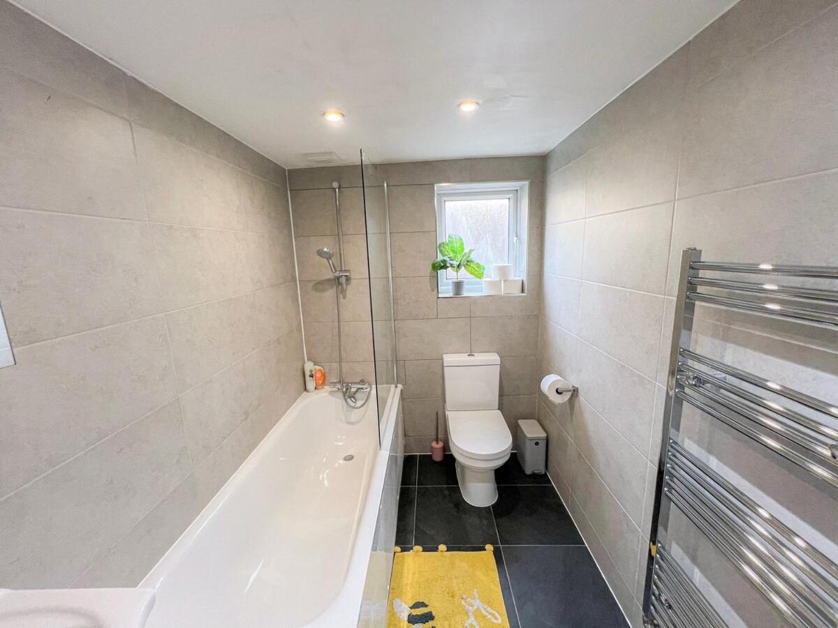 1-Bedroom Flat With Small Garden & Paid Parking In Finsbury Park, Highbury London Exterior foto