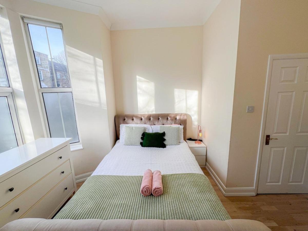 1-Bedroom Flat With Small Garden & Paid Parking In Finsbury Park, Highbury London Exterior foto