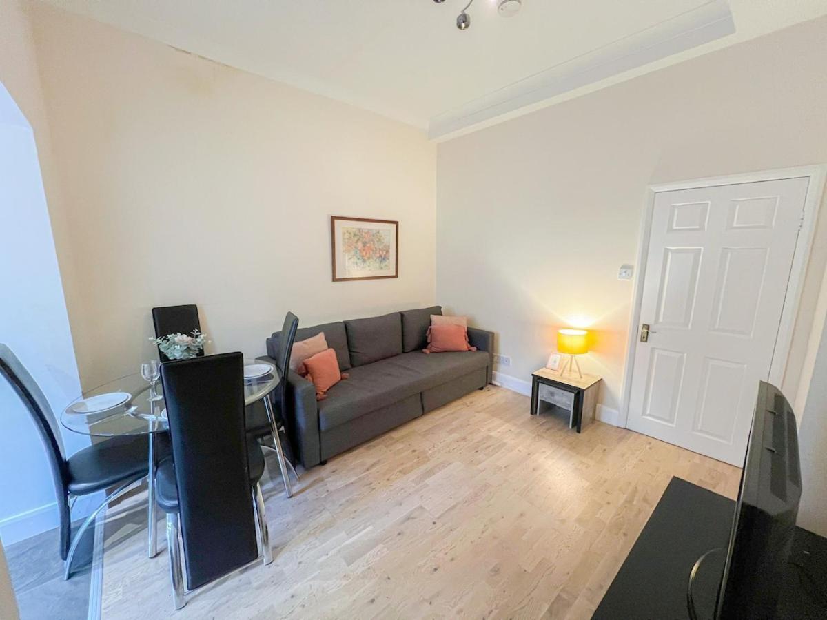 1-Bedroom Flat With Small Garden & Paid Parking In Finsbury Park, Highbury London Exterior foto