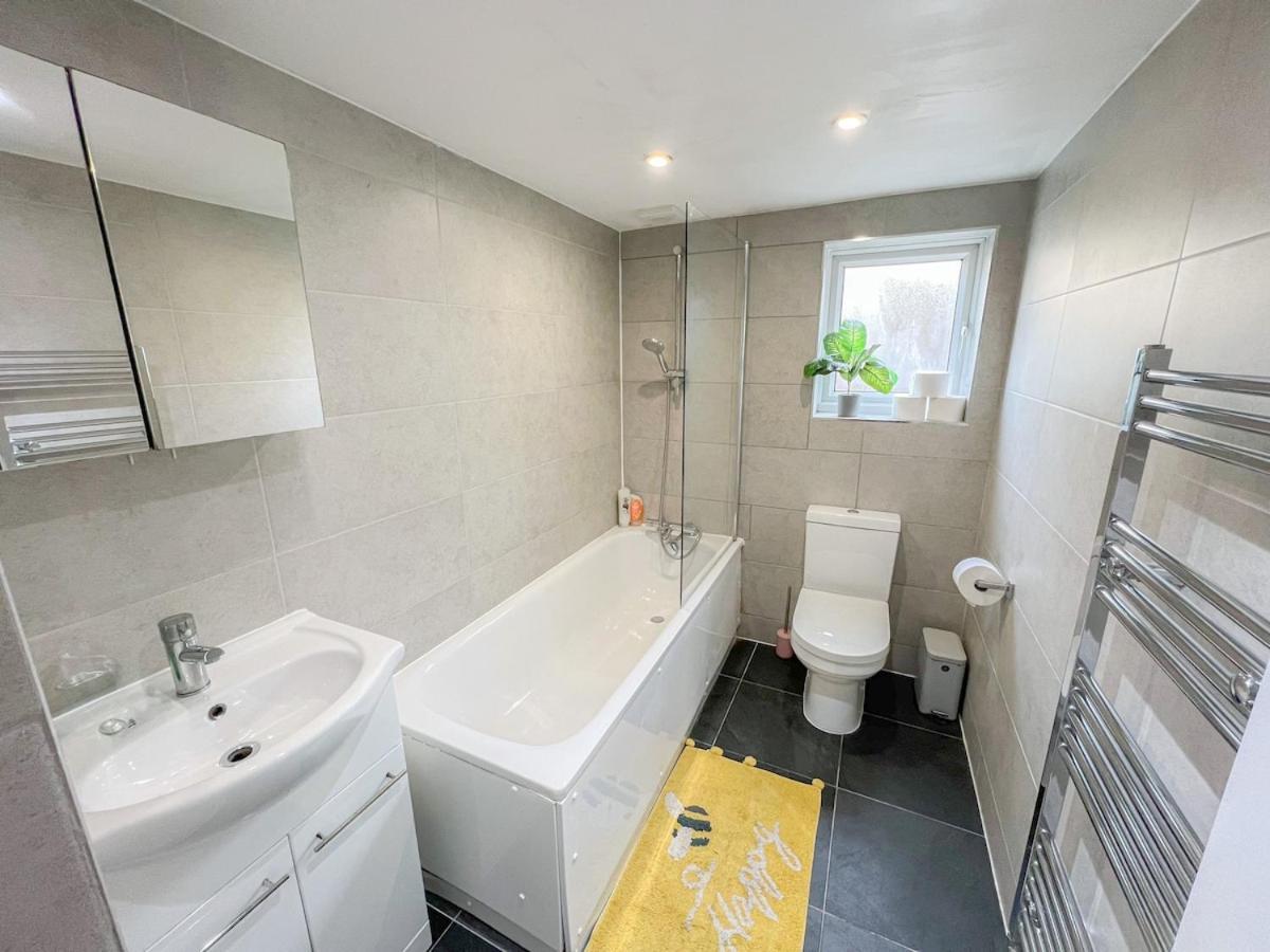 1-Bedroom Flat With Small Garden & Paid Parking In Finsbury Park, Highbury London Exterior foto