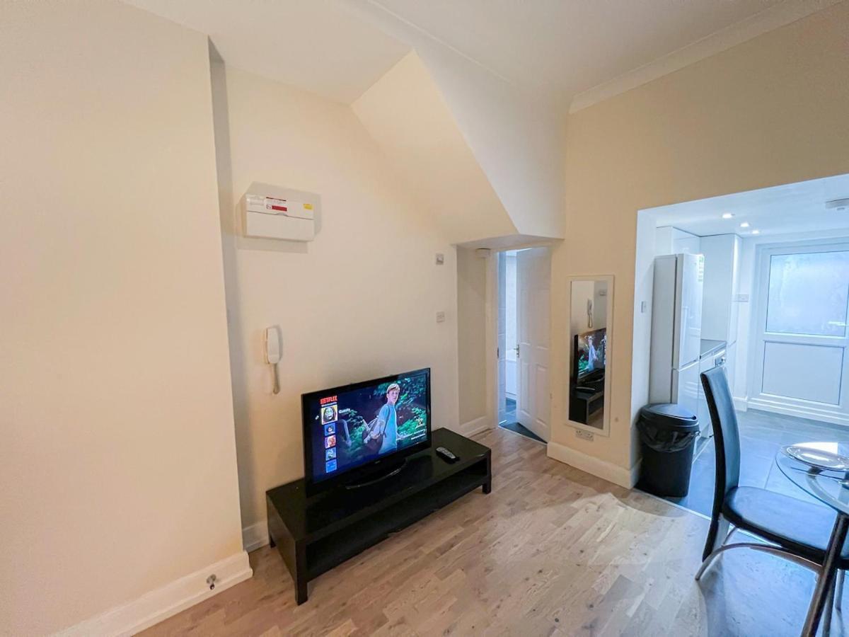 1-Bedroom Flat With Small Garden & Paid Parking In Finsbury Park, Highbury London Exterior foto