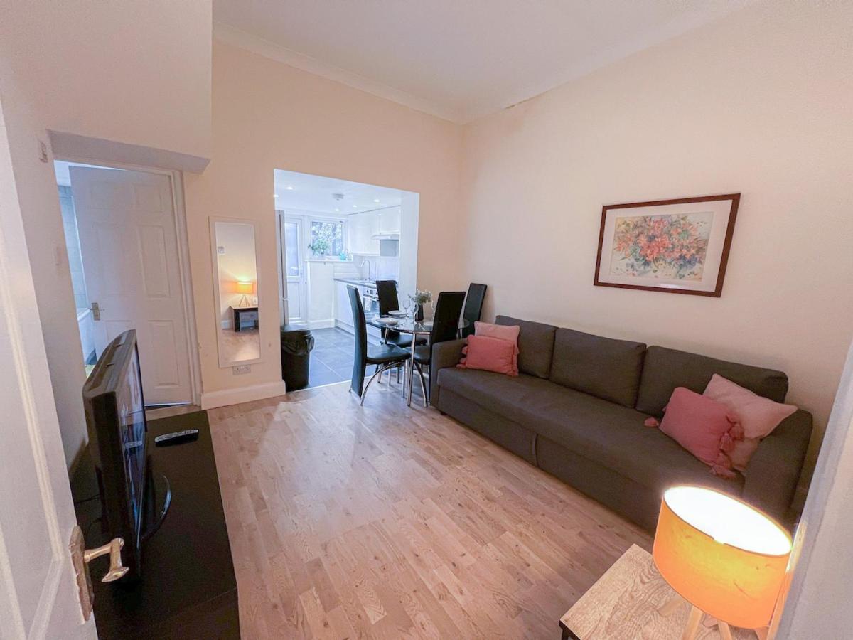 1-Bedroom Flat With Small Garden & Paid Parking In Finsbury Park, Highbury London Exterior foto