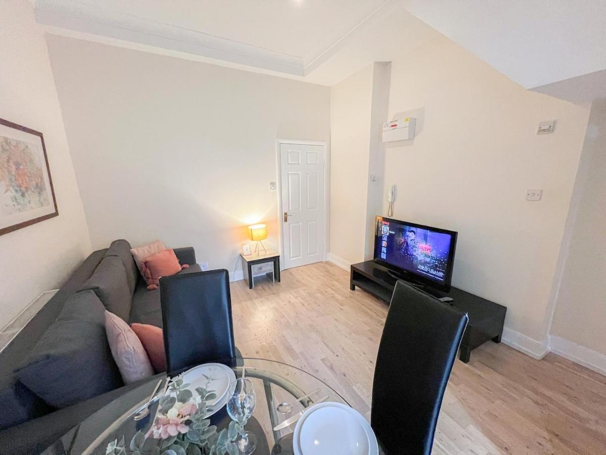 1-Bedroom Flat With Small Garden & Paid Parking In Finsbury Park, Highbury London Exterior foto