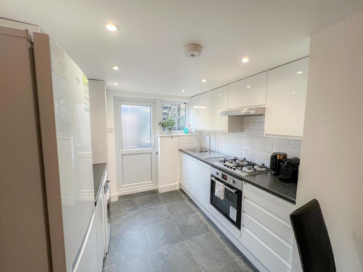 1-Bedroom Flat With Small Garden & Paid Parking In Finsbury Park, Highbury London Exterior foto