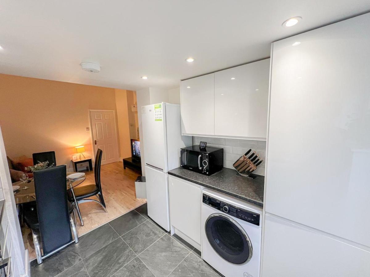 1-Bedroom Flat With Small Garden & Paid Parking In Finsbury Park, Highbury London Exterior foto