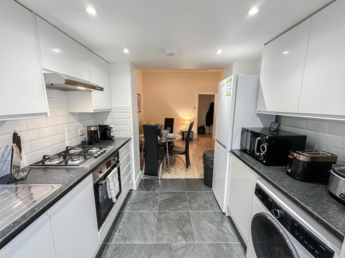 1-Bedroom Flat With Small Garden & Paid Parking In Finsbury Park, Highbury London Exterior foto